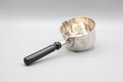 Petite casserole en argent, manche en bois...