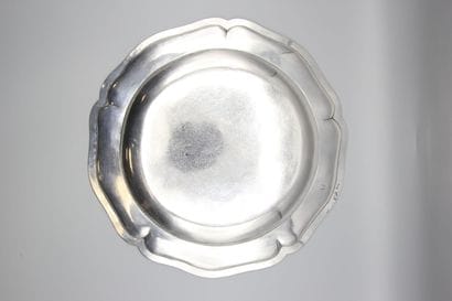 BESANÇON 1745 
Plat rond en argent de modèle...