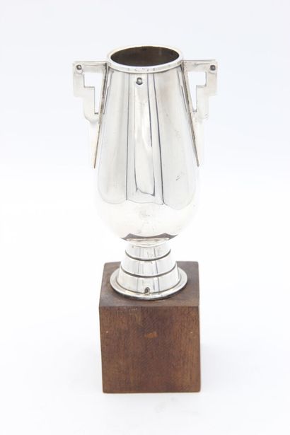 Silver golf cup.
Stylized handle.
It is inscribed...