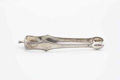Pince à sucre en argent à décor incisé de...