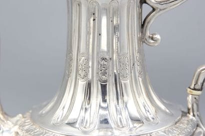 Grande verseuse/cafetière en argent reposant...