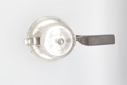 Cafetière en argent.
Pose sur 4 pieds griffes...