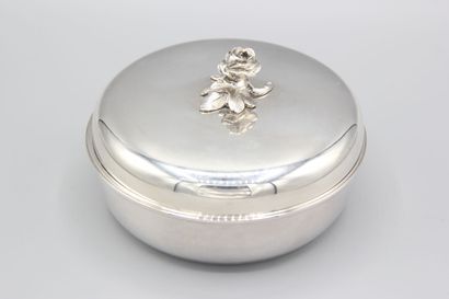 PUIFORCAT
Bonbonnière couverte en argent...