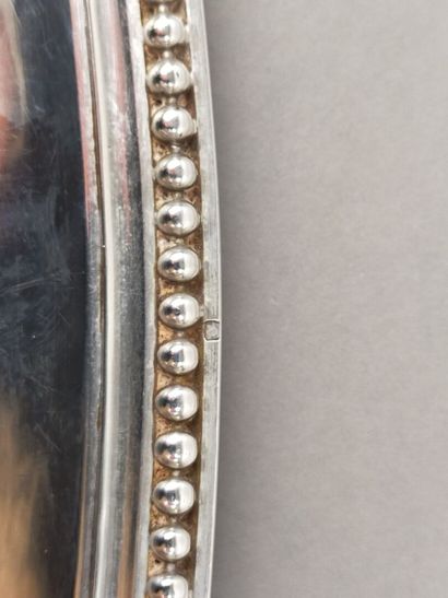 Plat ovale en argent bordé d'une frise de...