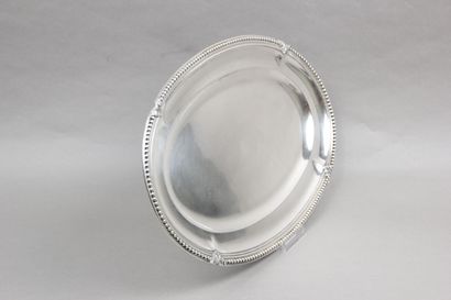 Plat ovale en argent bordé d'une frise de...