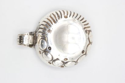 Taste-vin en argent à décor de cupules, perles...