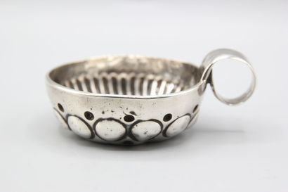 Taste-vin en argent à décor de cupules, perles...