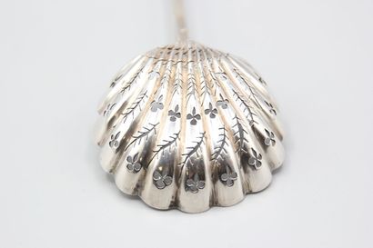 Cuillère à sucre en argent de modèle filets...