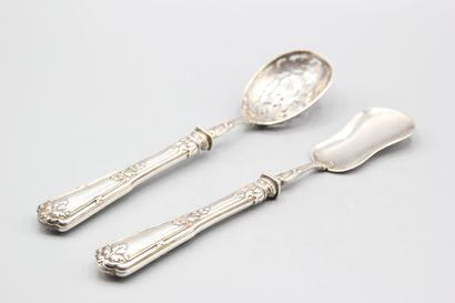 Nécessaire à petits fours en argent.
Il comprend...