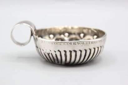 Taste-vin en argent à décor de cupules, perles...