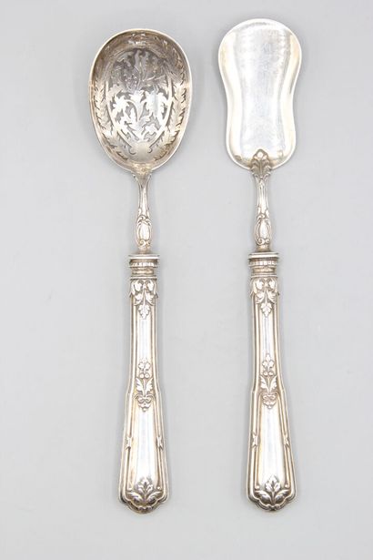 Nécessaire à petits fours en argent.
Il comprend...