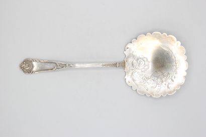 Pelle à fraises en argent. 
Cuilleron à décor...