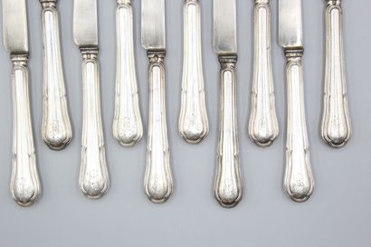 Suite de 10 couteaux aux manches en argent...