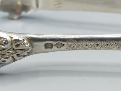 Pince à sucre en argent à décor guilloché...