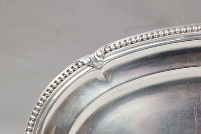 Plat ovale en argent bordé d'une frise de...