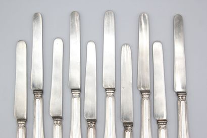 Suite de 10 couteaux aux manches en argent...