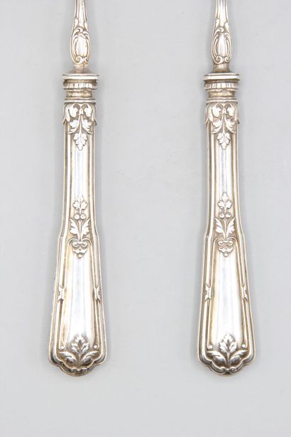 Nécessaire à petits fours en argent.
Il comprend...