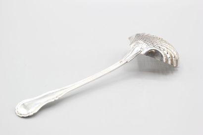 Cuillère à sucre en argent de modèle filets...