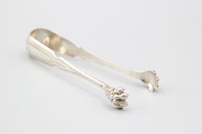 Pince à sucre en argent à décor guilloché...