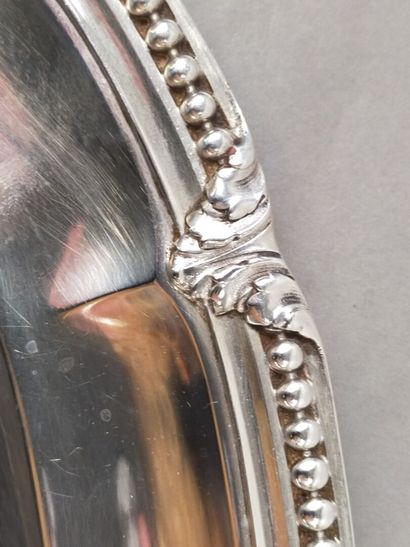 Plat ovale en argent bordé d'une frise de...