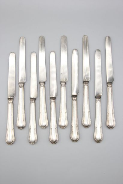 Suite de 10 couteaux aux manches en argent...