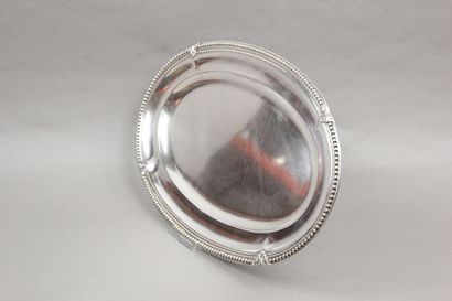 Plat ovale en argent bordé d'une frise de...