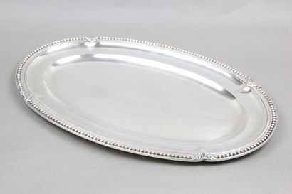 Plat ovale en argent bordé d'une frise de...