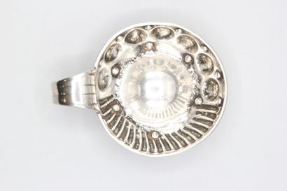 Taste-vin en argent à décor de cupules, perles...