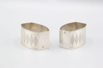 Paire de ronds de serviette en argent à décor...
