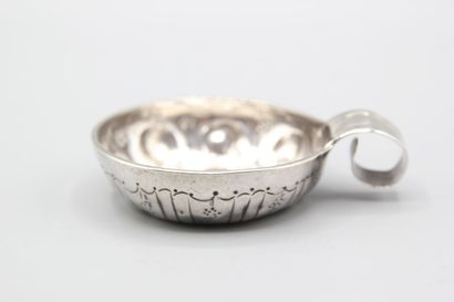 Taste-vin en argent à décor de stries, cupules...