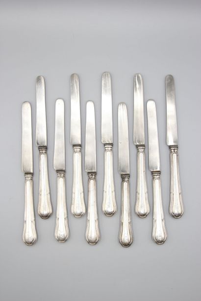 Suite de 10 couteaux aux manches en argent...