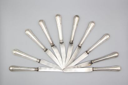 Suite de 10 couteaux aux manches en argent...