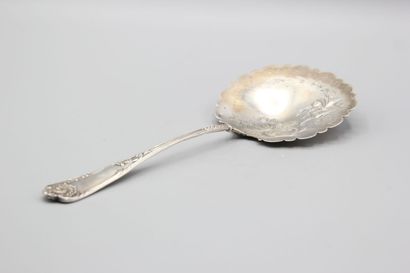 Pelle à fraises en argent. 
Cuilleron à décor...