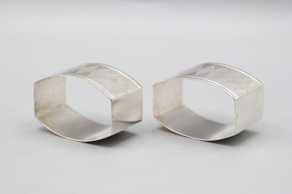 Paire de ronds de serviette en argent à décor...