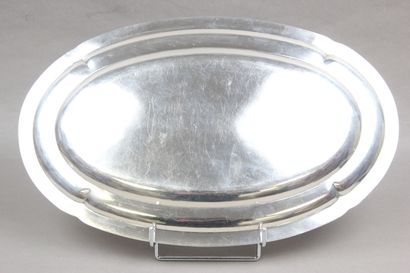 Plat ovale en argent bordé d'une frise de...