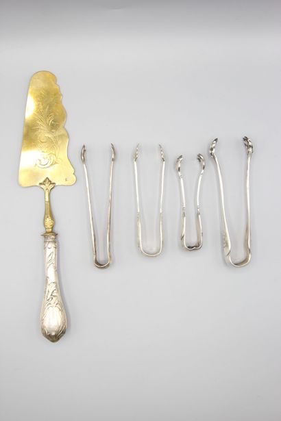 Lot comprenant une pince à sucre en argent,...