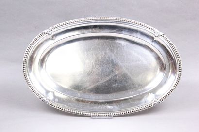 Plat ovale en argent bordé d'une frise de...