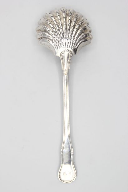 Cuillère à sucre en argent de modèle filets...