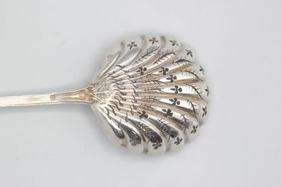 Cuillère à sucre en argent de modèle filets...
