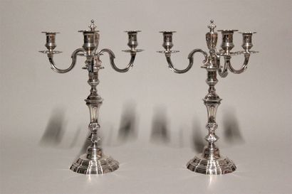 Paire de chandeliers en bronze argenté à...