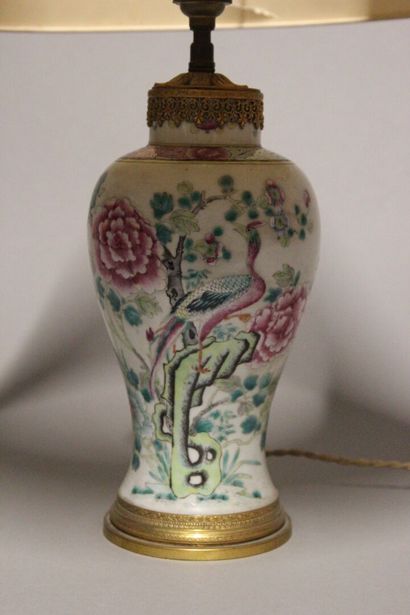 CHINE, Famille Rose.
Vase balustre en porcelaine...
