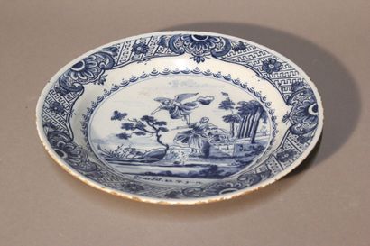 DELFT.
Plat en faïence bleue et blanche.
Décor...