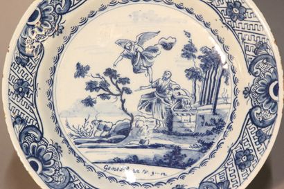 DELFT.
Plat en faïence bleue et blanche.
Décor...