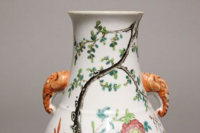 CHINE.
Vase en porcelaine polychrome.
Décor...