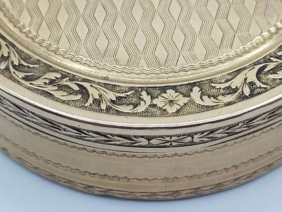 Circular yellow gold box of the XIXth century.
Decorated...