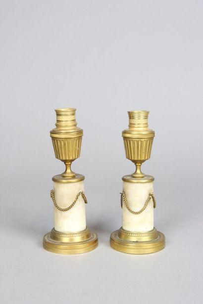 Paire de cassolettes en bronze doré et ciselé...