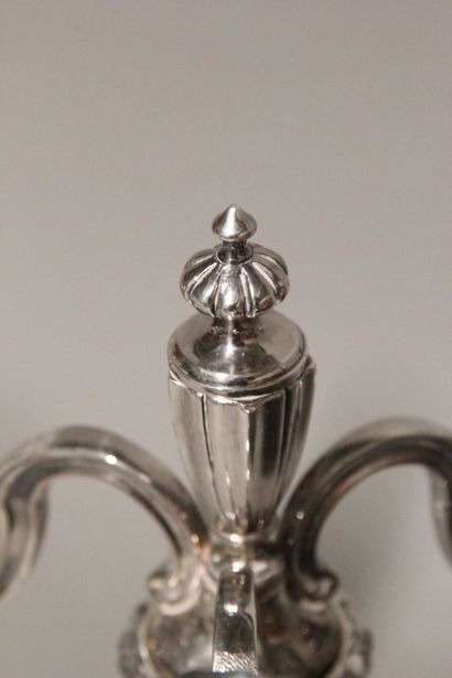 Paire de chandeliers en bronze argenté à...