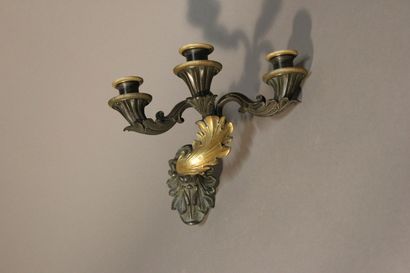 Paire d'appliques en bronze à trois bras...