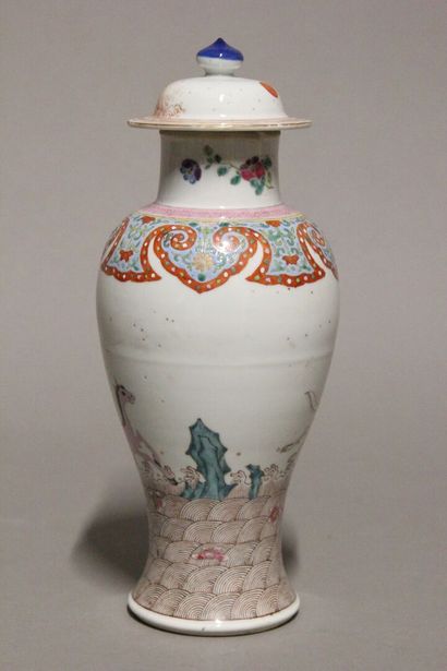CHINE.
Pot couvert en porcelaine polychrome.
Décor...