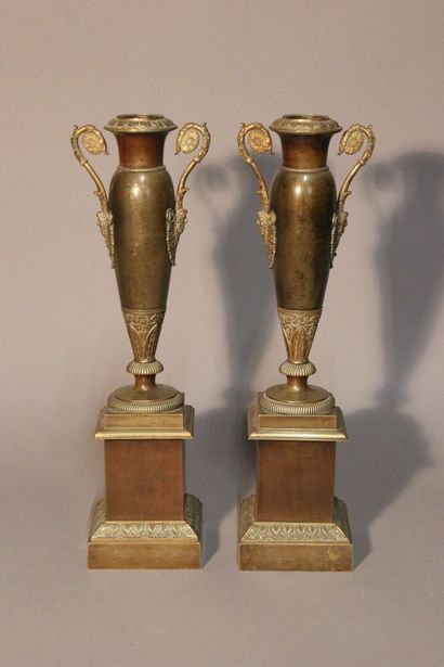 Paire de vases fuseaux en bronze patiné.
Ils...